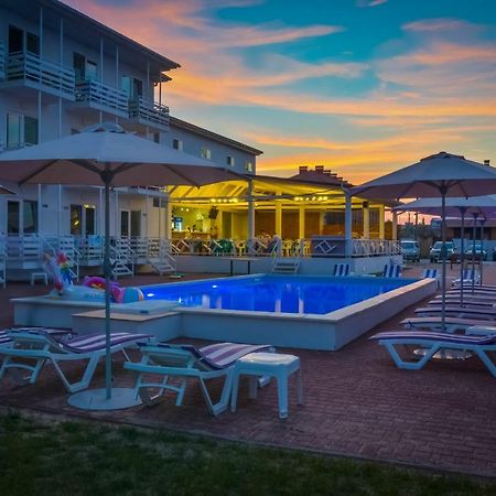 Family Hotel Happy Inn Bugaz Exterior foto