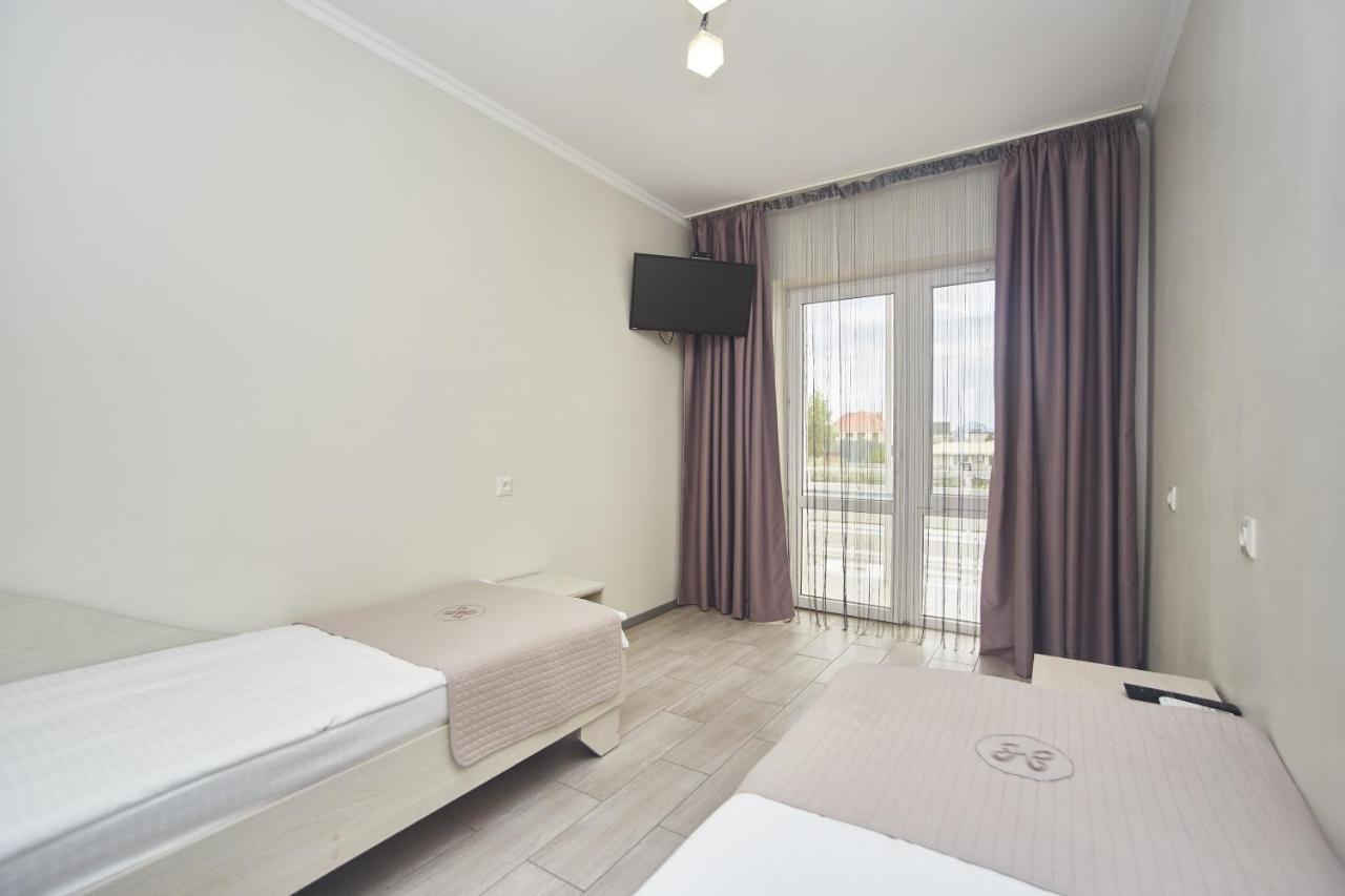 Family Hotel Happy Inn Bugaz Exterior foto